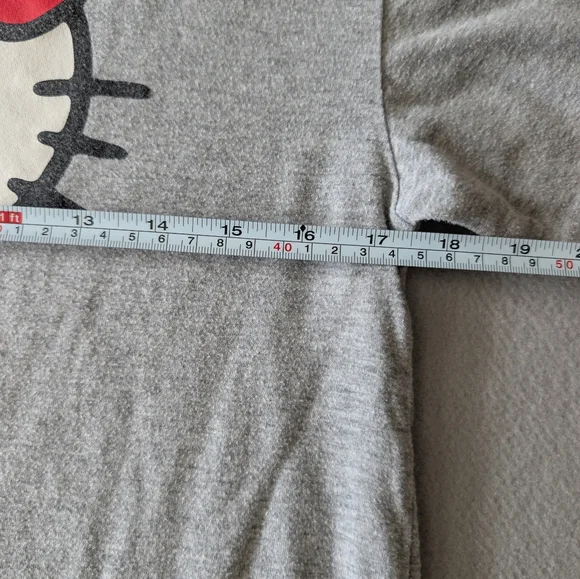 Sanrio Hello Kitty Medium Gray Graphic Short Sleeve T-Shirt Raw Hem Sz Med - Picture 7 of 8